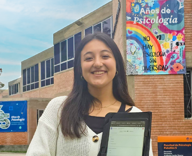 Psicólogo David Vallvé dirige organización que promueve el arte en la etapa escolar