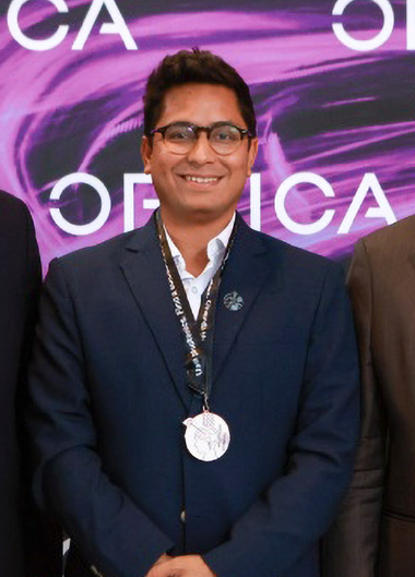 profesor PUCP Fernando Zvietcovich recibe financiamiento de optica para investigación sobre la detección temprana de glaucoma